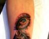 Ojo con plumas rastas