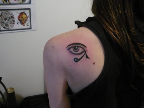Ojo de Horus femenino en la espalda