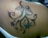 Tatuajes demeninos con flores en la espalda