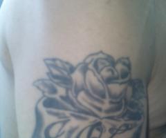 Rosa con iniciales