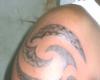 Tatuaje maori en el brazo