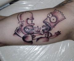 Homero con su manía de siempre de ahorcar a Bart