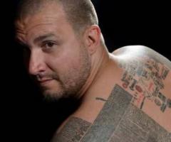 Pat Vaillancourt, URL's tatuados en el cuerpo