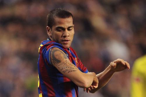 El brasileño Dani Alves tiene le rostro de su madre en el hombro