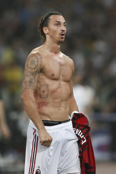 El sueco Zlatan Ibrahimovic y su tatuaje maori en el brazo