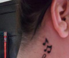 Notas musicales en el cuello