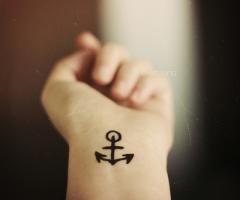 Tatuagem de âncora no pulso