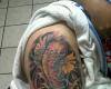 Koi fish a color en brazo y hombro