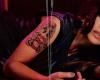 Tatuaje Pin Up de Victoria Vanucci en el brazo