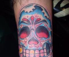 Calavera de azucal mexicana a color