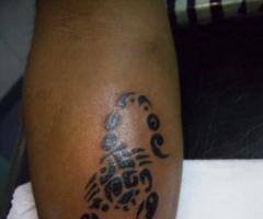 Tatuaje de escorpion tribal