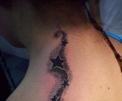Estrellas y puntillismo en la espalda