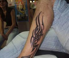 Tatuaje tribal en la pierna, tobillo y pie