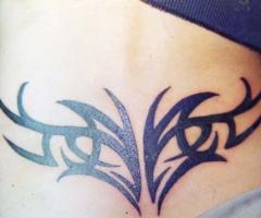 Sexy tatuaje tribal femenino