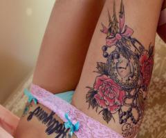 Tatuaje en pierna y estomago femenino