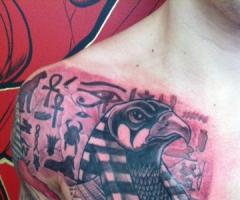Tatuaje de simbolos egipcios