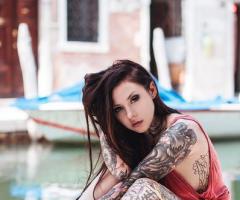 Chica totalmente tatuada en su cuerpo