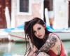 Chica totalmente tatuada en su cuerpo