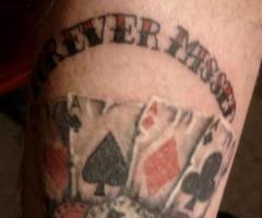 Cartas y fichas de poker sombreadas