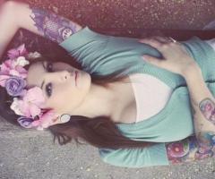 Tatuajes para mujeres en sus dos brazos y codos