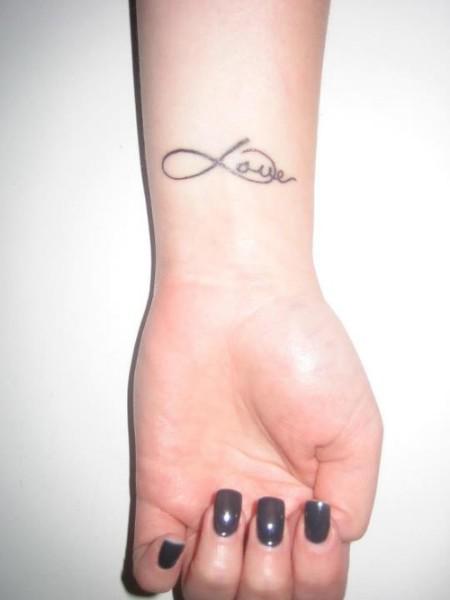 Simbolo de infinito formado por la palabra Love