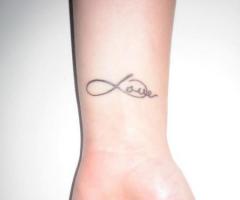 Simbolo de infinito formado por la palabra Love