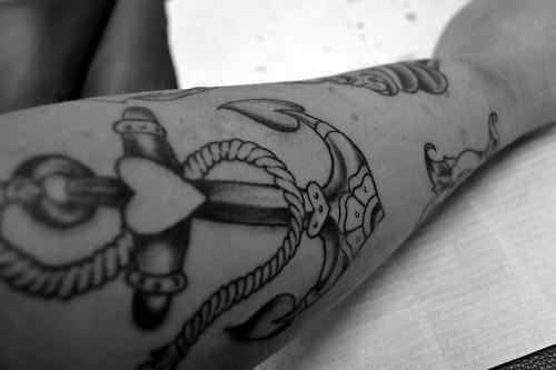 Ancla, soga y corazon en blanco y negro