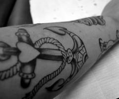 Ancla, soga y corazon en blanco y negro