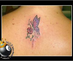 Tatuagem de borboleta com flores
