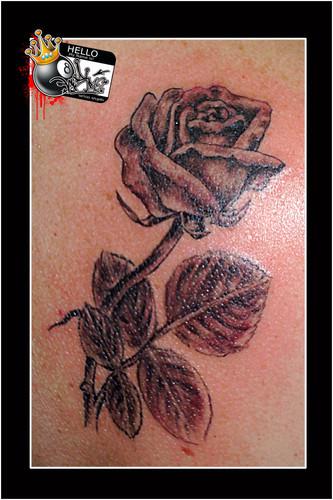 Tatuagem feminina de rosa