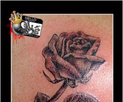Tatuagem feminina de rosa