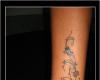 Tatuagem de videiras com flores e borboletas no pe