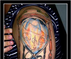 Tatuagem de ampulheta new school