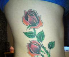 Tres rosas tatuadas