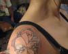 Tatuaje femenino en el hombro
