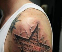 Estrellas con letras quebrando la piel