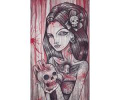 Chica con tatuajes y calaveras