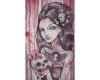 Chica con tatuajes y calaveras