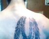 Angel arrodillado con alas abiertas