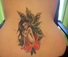 Hada sentada sobre una flor