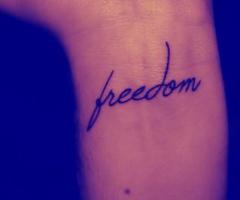 Freedom o libertad en la muñeca