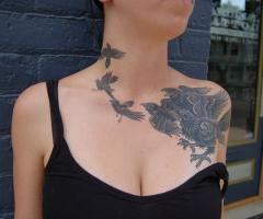 Gran tatuaje de cuervos en hombro y cuello