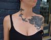 Gran tatuaje de cuervos en hombro y cuello