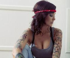 Chica con ambos brazos tatuados