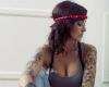 Chica con ambos brazos tatuados