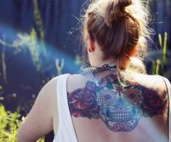 Gran calavera de azucar con rosas en espalda