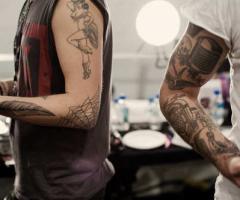 Tatuajes en los brazos de dos hombres