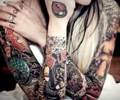 Mujeres con brazos completos tatuados
