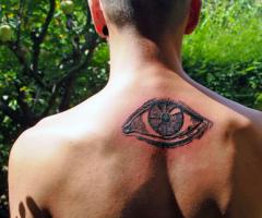 Ojo en la espalda con lineas