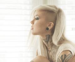 Garotas loiras tatuadas
